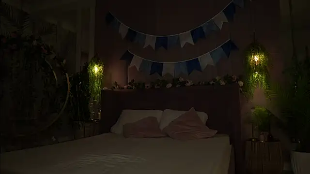 Smiley Mia online show from 09/28/25, 05:02