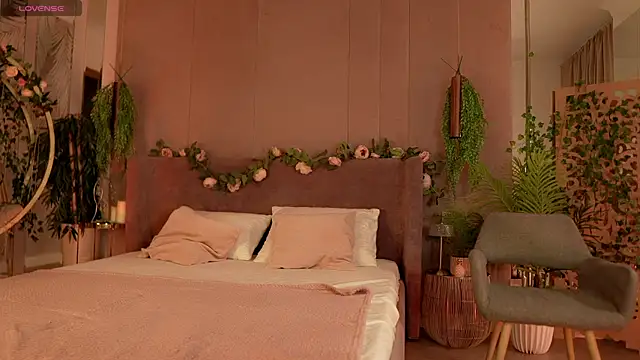 Smiley Mia online show from 10/16/25, 05:19