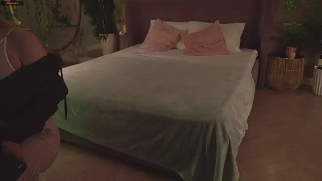 Smiley Mia online show from 11/10/25, 08:02