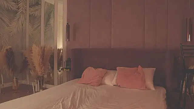 Smiley Mia online show from 02/04/26, 05:02