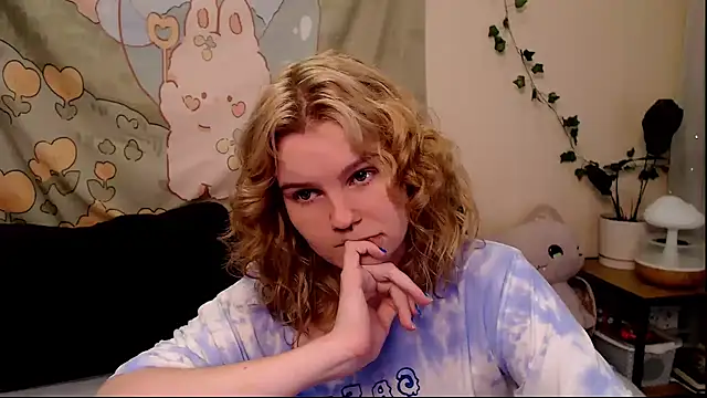 Snapshot of Moona_xx chatting on 06/24/26, 10:31 Moona xx online show from 06/24/26, 10:31
