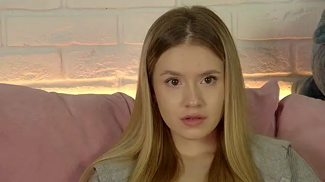 MilanaBalmain online show from 10/15/25, 04:18