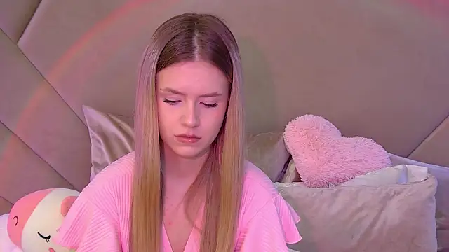 MilanaBalmain online show from 10/21/25, 04:08