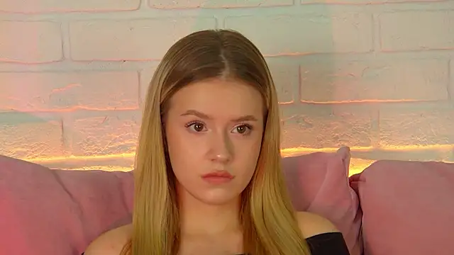 MilanaBalmain online show from 10/22/25, 04:07