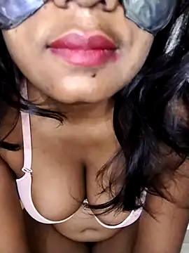 Snapshot of Zaraangle chatting on 10/14/25, 12:00 Zaraangle online show from 10/14/25, 12:00