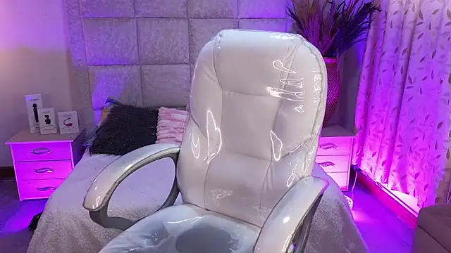 Mia Fischer online show from 04/06/26, 12:28