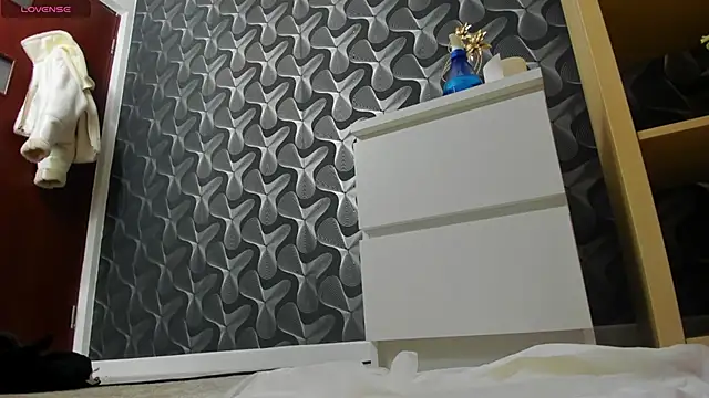 nicolee   19 online show from 02/24/25, 11:09