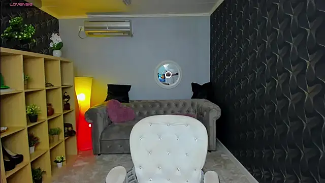 nicolee   19 online show from 03/17/25, 08:40