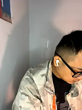 Snapshot of lixiaoshuai8 chatting on 11/18/25, 05:12 lixiaoshuai8 online show from 11/18/25, 05:12