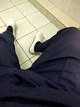 Snapshot of gatmoreno1 chatting on 09/17/25, 06:42 gatmoreno1 online show from 09/17/25, 06:42