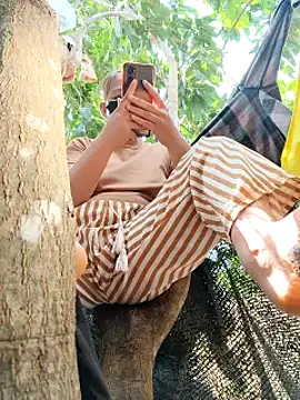 Snapshot of Betty20zx chatting on 03/19/25, 05:19 Betty20zx online show from 03/19/25, 05:19