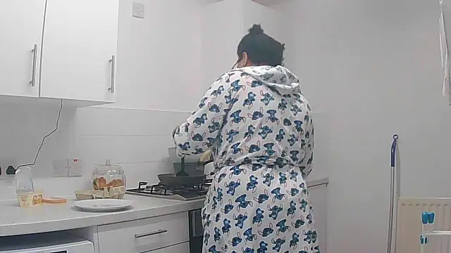 vanilla chocolate23 online show from 11/12/25, 09:32