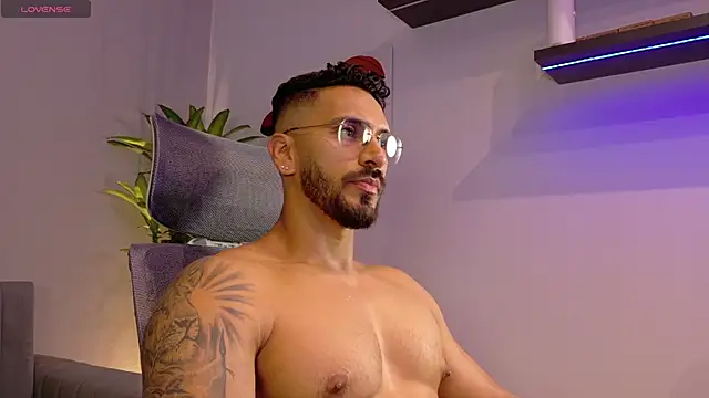 Snapshot of tony_muscle chatting on 05/17/26, 12:12 tony muscle online show from 05/17/26, 12:12