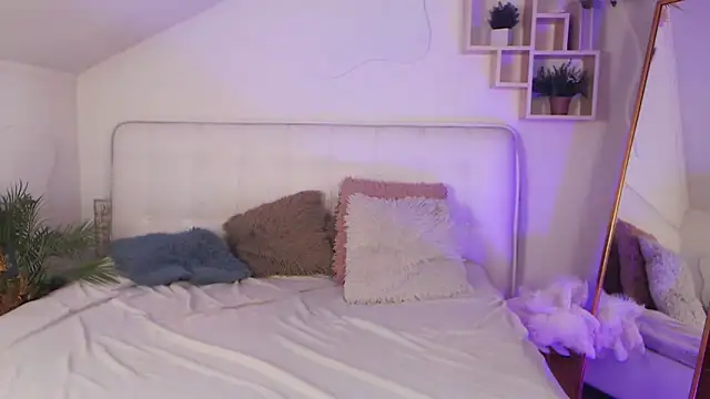 AuroraAksnesss online show from 03/19/25, 06:12