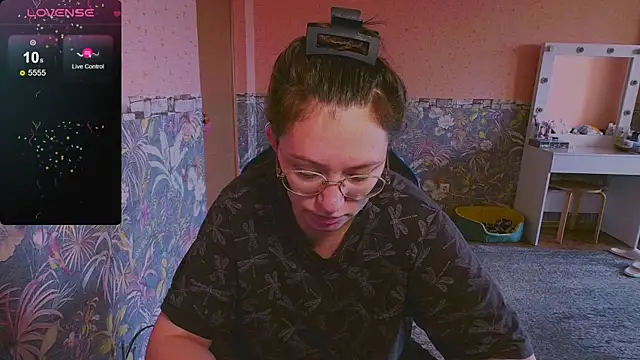 Snapshot of Chloe_strip chatting on 09/27/25, 02:49 Chloe strip online show from 09/27/25, 02:49