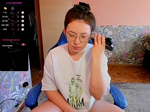 Snapshot of Chloe_strip chatting on 10/14/25, 02:56 Chloe strip online show from 10/14/25, 02:56