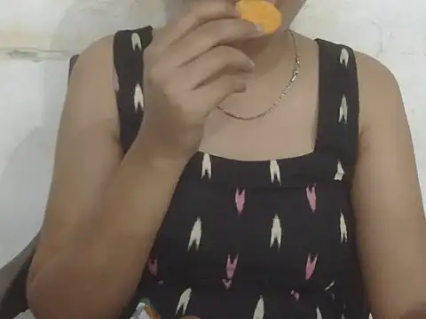 Snapshot of DOLL_CUTY chatting on 05/27/26, 04:59 DOLL CUTY online show from 05/27/26, 04:59