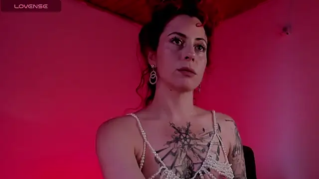 Snapshot of Borbala_Iggy chatting on 12/25/24, 05:26 Borbala Iggy online show from 12/25/24, 05:26