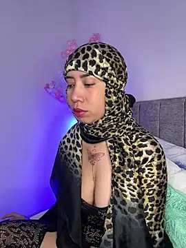 Snapshot of Sweet_hot_mia chatting on 05/19/26, 01:50 Sweet hot mia online show from 05/19/26, 01:50
