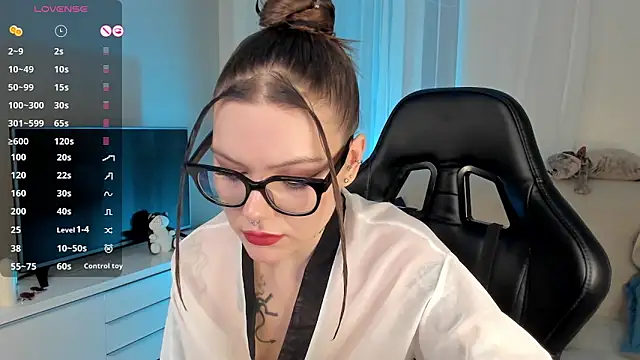Snapshot of Marta_May_ chatting on 12/13/24, 07:10 Marta May online show from 12/13/24, 07:10