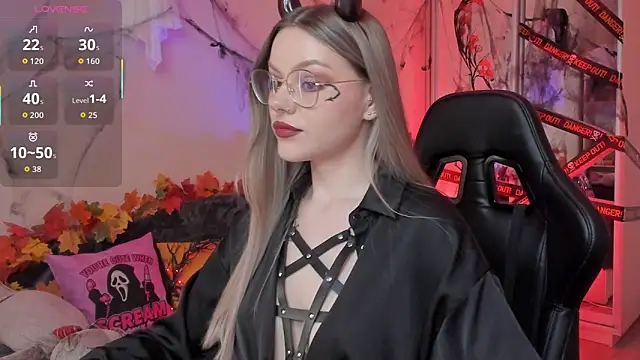 Marta May  online show from 10/28/25, 05:04