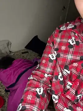 Snapshot of gamingcouple420 chatting on 12/22/25, 11:57 gamingcouple420 online show from 12/22/25, 11:57