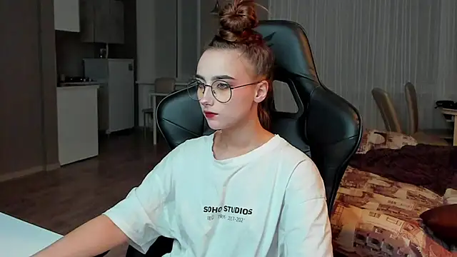 Snapshot of SilverDream chatting on 03/15/25, 08:43 SilverDream online show from 03/15/25, 08:43