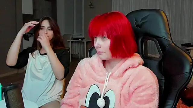 Snapshot of SilverDream chatting on 03/19/25, 10:42 SilverDream online show from 03/19/25, 10:42