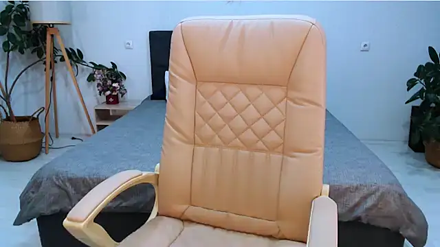 Snapshot of NaughtyNylonFeet chatting on 11/06/25, 02:12 NaughtyNylonFeet online show from 11/06/25, 02:12