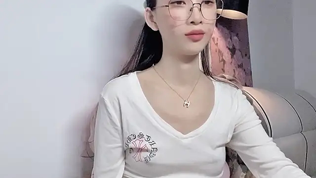 Snapshot of Lili-2 chatting on 05/23/26, 04:33 Lili-2 online show from 05/23/26, 04:33