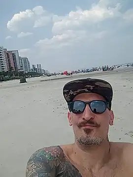 Snapshot of rolesexy chatting on 09/21/25, 04:19 rolesexy online show from 09/21/25, 04:19