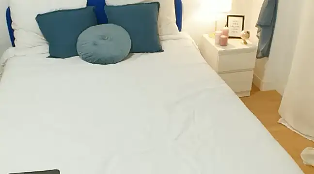 Snapshot of IamCrystal2 chatting on 03/06/25, 12:43 IamCrystal2 online show from 03/06/25, 12:43