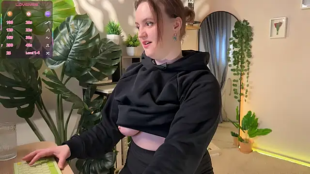 Lella Ryann  online show from 04/10/26, 08:24