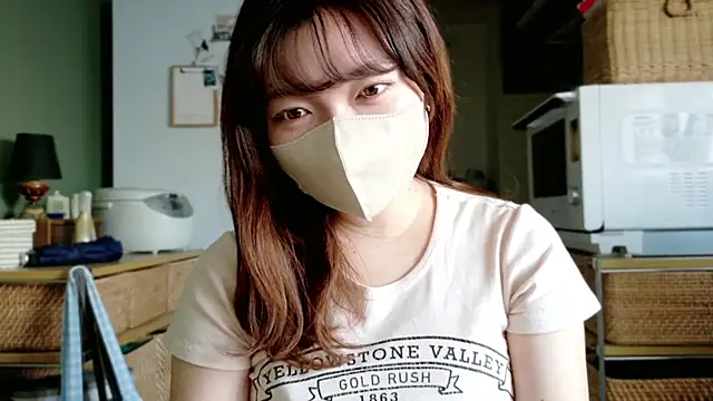 Snapshot of _Yui_ chatting on 09/25/25, 07:23  Yui  online show from 09/25/25, 07:23