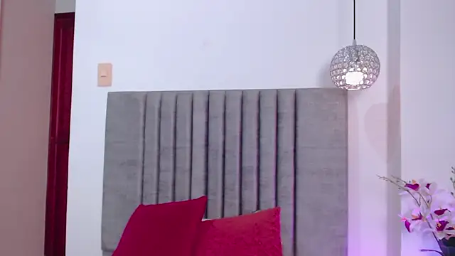 Snapshot of LaraGoldd chatting on 02/28/25, 06:20 LaraGoldd online show from 02/28/25, 06:20