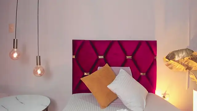 Snapshot of LaraGoldd chatting on 09/16/25, 12:44 LaraGoldd online show from 09/16/25, 12:44