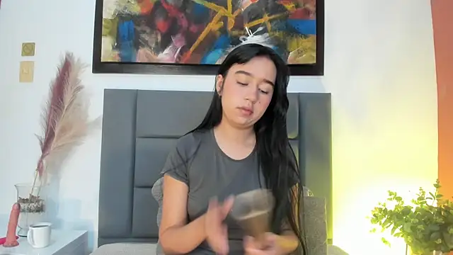 Snapshot of LaraGoldd chatting on 10/15/25, 12:33 LaraGoldd online show from 10/15/25, 12:33