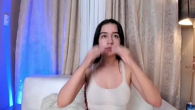 Snapshot of LaraGoldd chatting on 10/23/25, 12:43 LaraGoldd online show from 10/23/25, 12:43