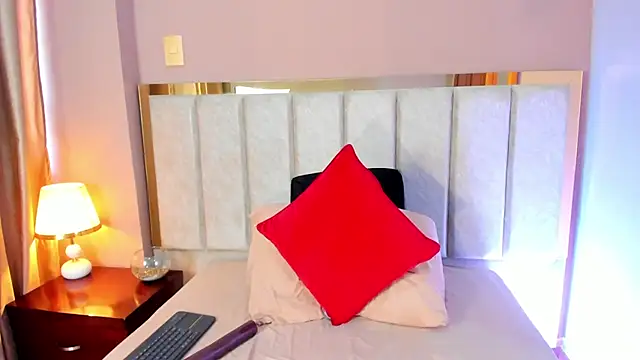 Snapshot of LaraGoldd chatting on 10/31/25, 04:52 LaraGoldd online show from 10/31/25, 04:52