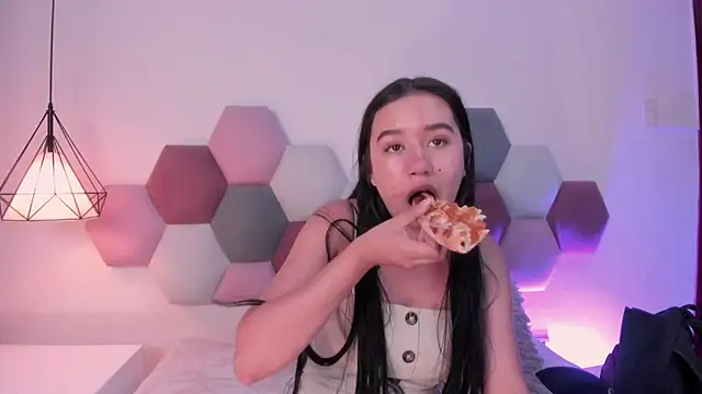 Snapshot of LaraGoldd chatting on 03/05/26, 12:39 LaraGoldd online show from 03/05/26, 12:39