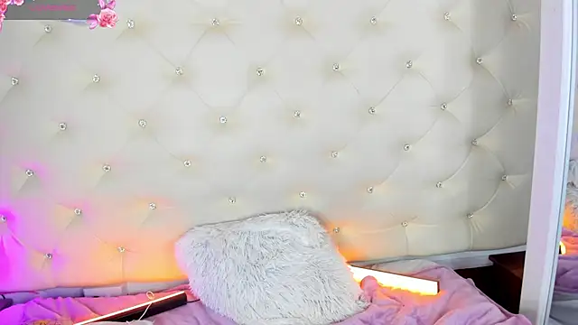  jade white  online show from 02/07/25, 03:30