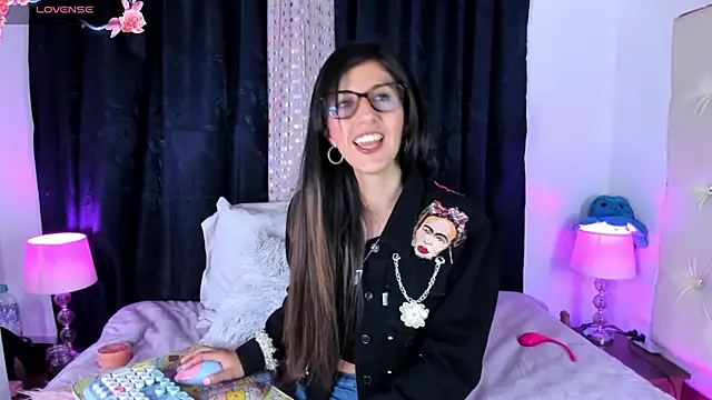  jade white  online show from 03/18/25, 12:36