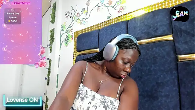 skaysanchez1 online show from 10/26/25, 12:33