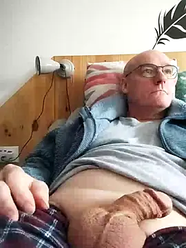 Snapshot of bogland33 chatting on 02/10/25, 12:39 bogland33 online show from 02/10/25, 12:39
