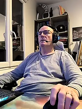 Snapshot of bogland33 chatting on 02/13/25, 12:24 bogland33 online show from 02/13/25, 12:24