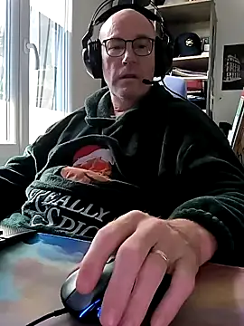 Snapshot of bogland33 chatting on 02/14/25, 01:29 bogland33 online show from 02/14/25, 01:29