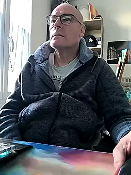 Snapshot of bogland33 chatting on 02/18/25, 01:22 bogland33 online show from 02/18/25, 01:22