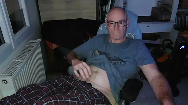 Snapshot of bogland33 chatting on 02/19/25, 11:04 bogland33 online show from 02/19/25, 11:04