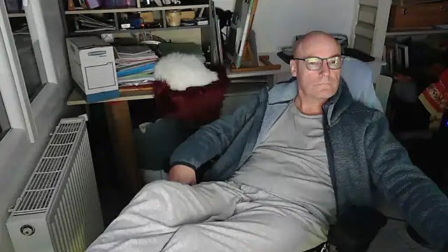 Snapshot of bogland33 chatting on 02/24/25, 10:25 bogland33 online show from 02/24/25, 10:25