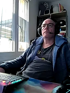 Snapshot of bogland33 chatting on 02/27/25, 04:43 bogland33 online show from 02/27/25, 04:43
